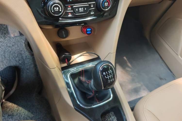 Used Baojun 730 2016 1.5T Manual Luxury Edition 7 Seats Gear Lever