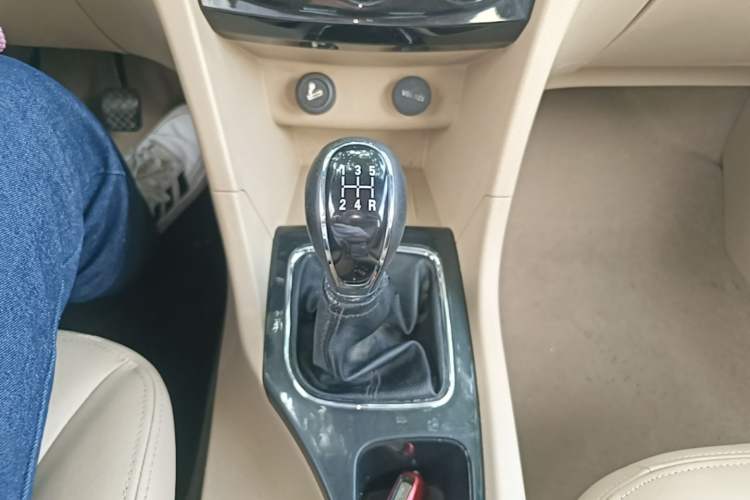 Used Baojun 730 2016 1.5L Manual Standard Version 7 Seats Gear Lever