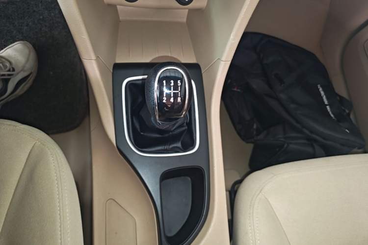 Used Baojun 730 2016 1.5L Manual Standard Version 7 Seats Gear Lever
