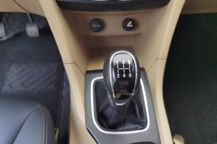 Used Baojun 730 2016 Revised Version 1.5L Manual Standard Model 5 Seats Gear Lever