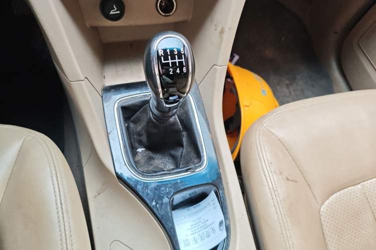Used Baojun 730 2016 1.5T Manual Luxury Edition 7 Seats Gear Lever