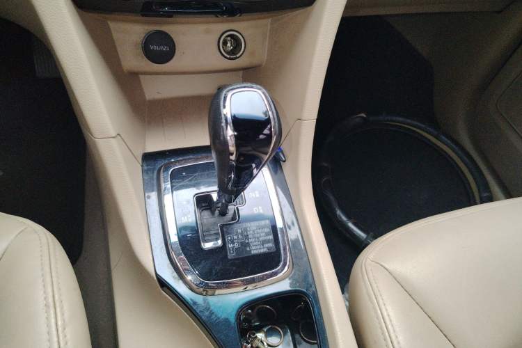 Used Baojun 730 2016 1.8L iAMT Luxury Model 7 Seats Gear Lever