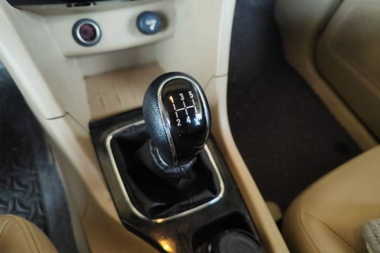 Used Baojun 730 2016 1.5L Manual Comfort Version 7 Seats China V Emission Standard Gear Lever