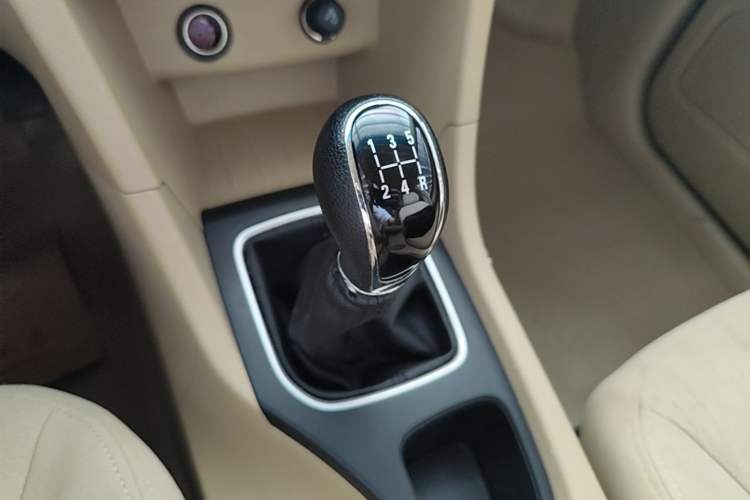 Used Baojun 730 2016 1.5L Manual Value Edition 7 Seats China V Emission Standard Gear Lever