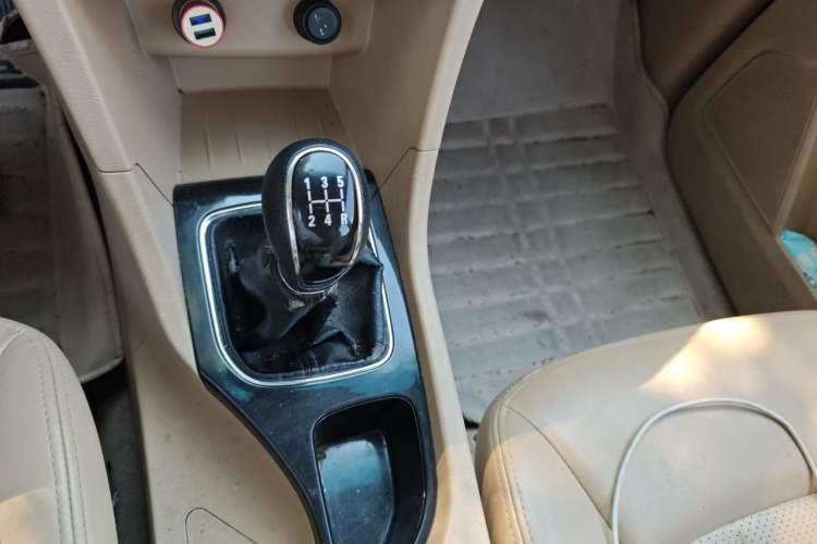 Used Baojun 730 2016 1.5L Manual Comfort Version 7 Seats China V Emission Standard Gear Lever