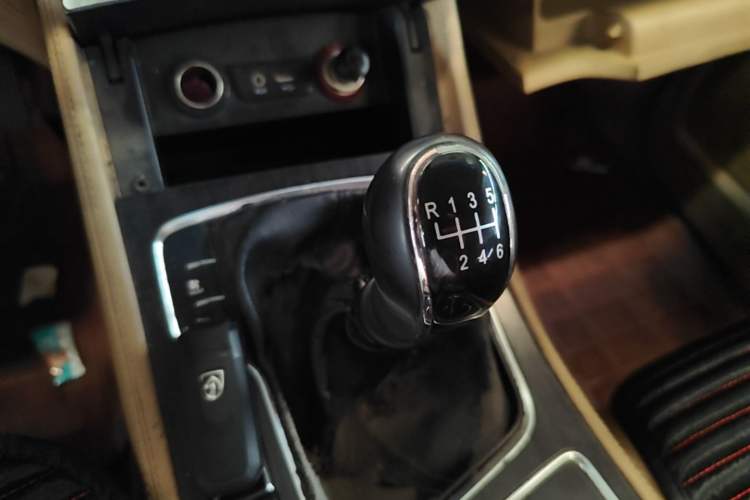 Used Baojun 730 2016 1.5T Manual Luxury Edition 7 Seats Gear Lever