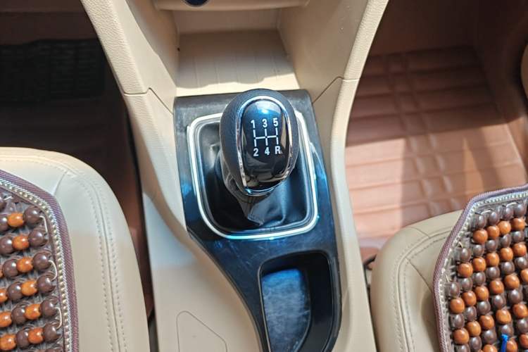 Used Baojun 730 2016 1.5L Manual Comfort Version 7 Seats China V Emission Standard Gear Lever