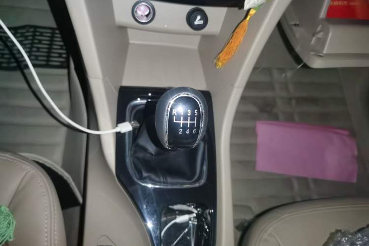 Used Baojun 730 2016 1.5T Manual Luxury Edition 7 Seats Gear Lever