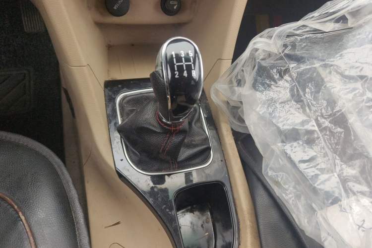 Used Baojun 730 2016 1.5L Manual Luxury Edition 7 Seats Gear Lever