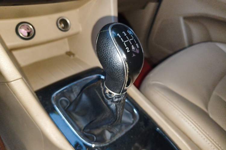 Used Baojun 730 2016 1.5L Manual Comfort Version 7 Seats China V Emission Standard Gear Lever