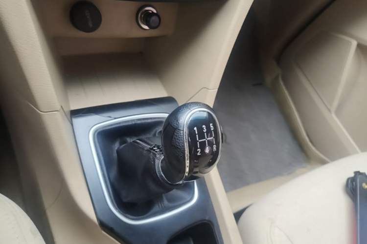 Used Baojun 730 2016 1.5L Manual Value Edition 7 Seats China V Emission Standard Gear Lever