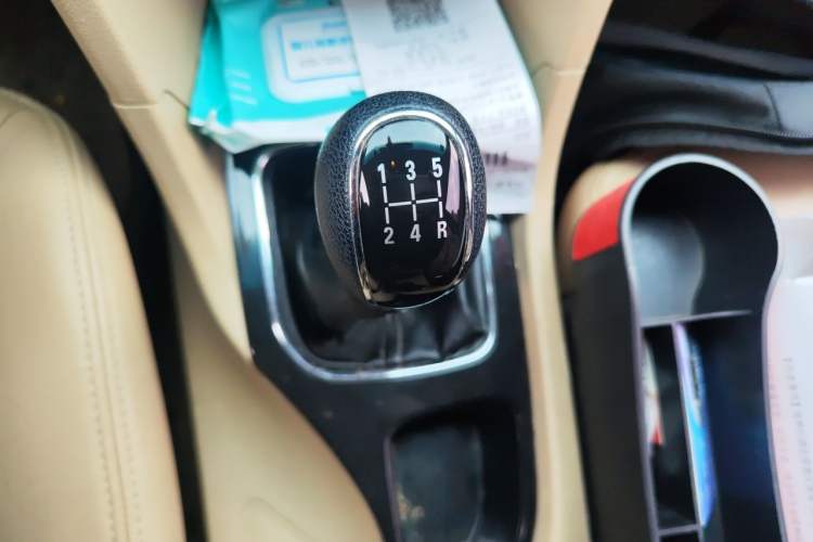 Used Baojun 730 2016 1.5L Manual Comfort Version 7 Seats China V Emission Standard Gear Lever