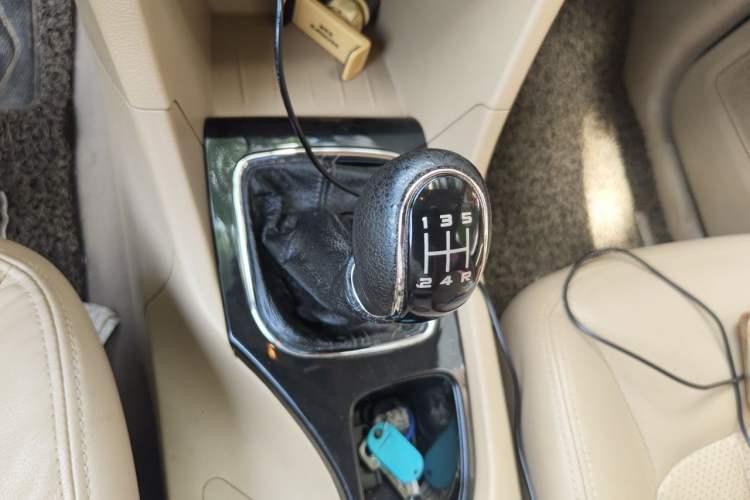 Used Baojun 730 2016 1.5L Manual Comfort Version 7 Seats China V Emission Standard Gear Lever