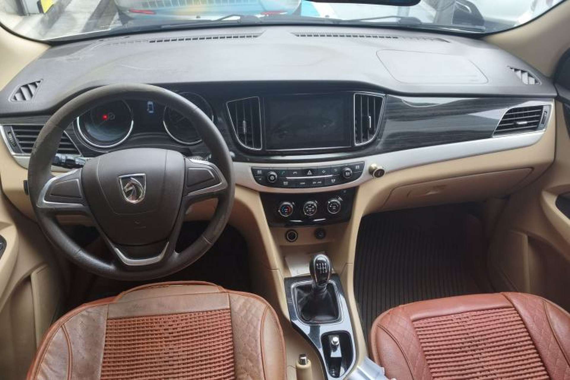 Used Baojun 730 2016 1.5T Manual Comfort Version 7 Seats Interior 1