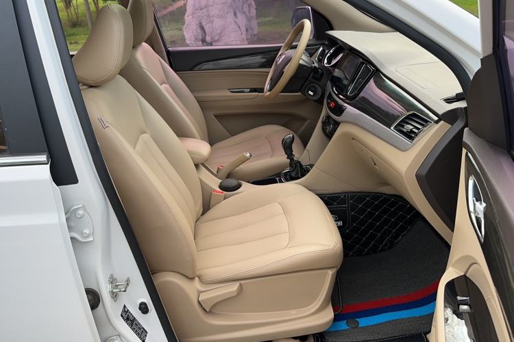 Used Baojun 730 2016 1.5T Manual Luxury Edition 7 Seats Interior 1