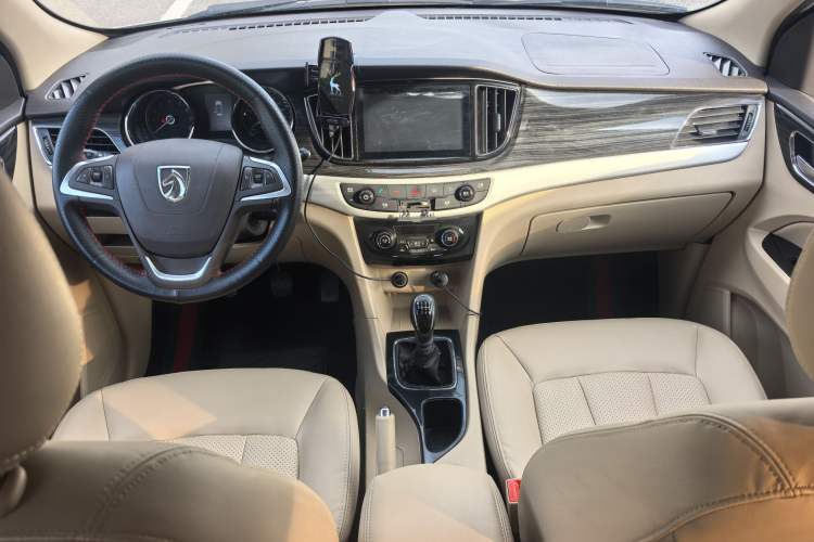 Used Baojun 730 2016 1.5T Manual Luxury Edition 7 Seats Interior 2