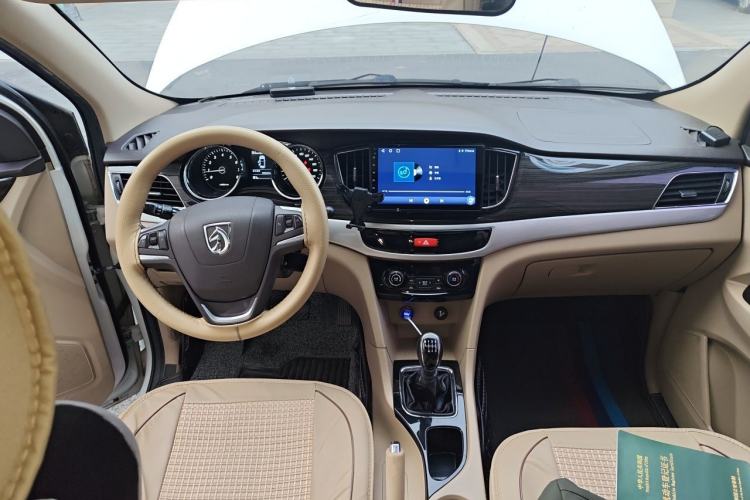 Used Baojun 730 2016 1.5T Manual Luxury Edition 7 Seats Interior 2