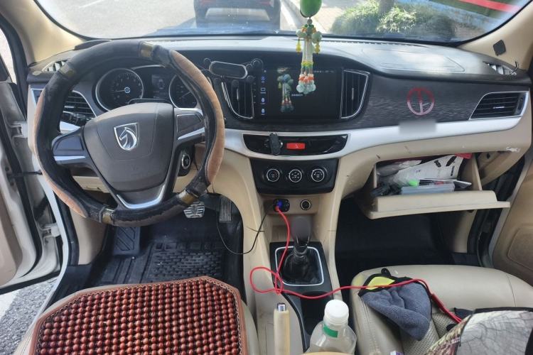 Used Baojun 730 2016 1.5T Manual Standard Version 7 Seats Interior 2
