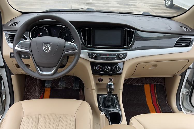 Used Baojun 730 2016 1.5T Manual Comfort Version 7 Seats Interior 3