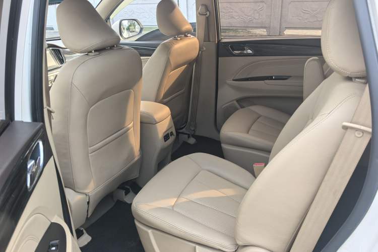 Used Baojun 730 2016 1.5T Manual Luxury Edition 7 Seats Interior 3