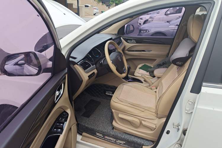 Used Baojun 730 2016 1.5T Manual Luxury Edition 7 Seats Interior 3