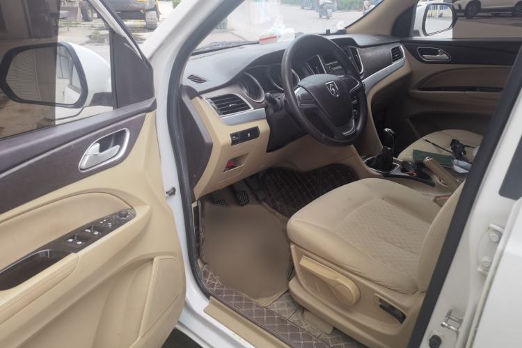 Used Baojun 730 2016 1.5L Manual Standard Version 7 Seats Interior 3