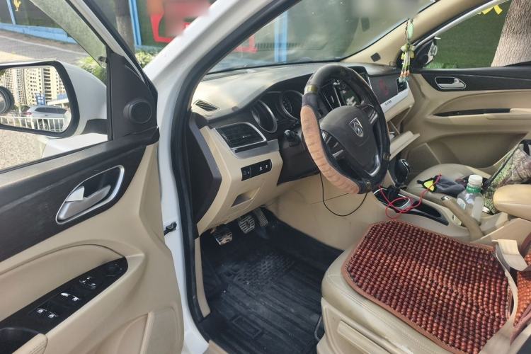Used Baojun 730 2016 1.5T Manual Standard Version 7 Seats Interior 3