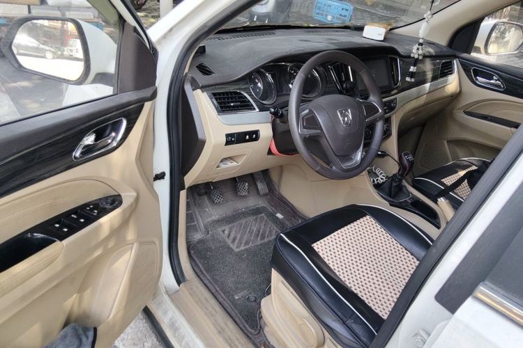 Used Baojun 730 2016 1.5T Manual Comfort Version 7 Seats Interior 3