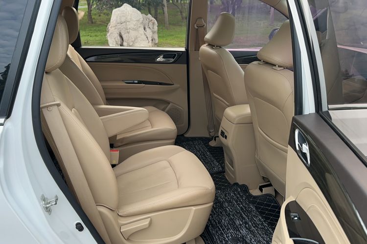 Used Baojun 730 2016 1.5T Manual Luxury Edition 7 Seats Interior 3