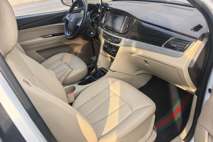 Used Baojun 730 2016 1.5T Manual Luxury Edition 7 Seats Interior 4