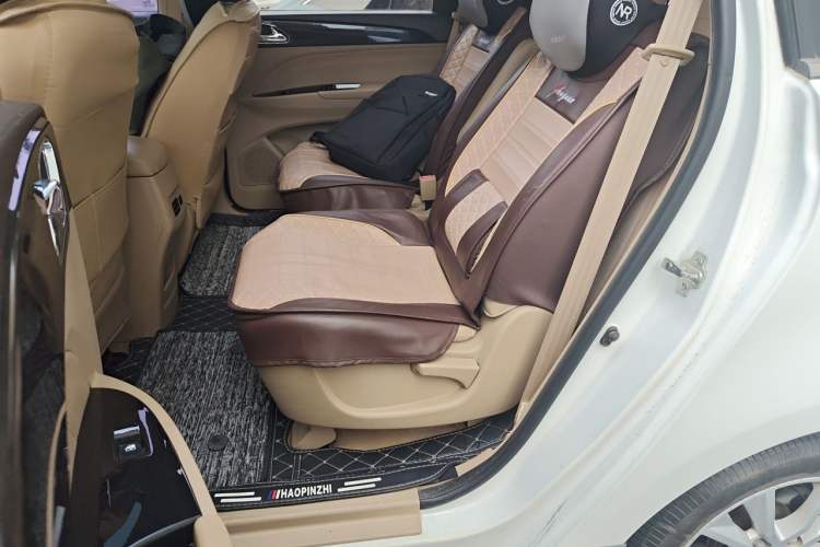 Used Baojun 730 2016 1.5T Manual Luxury Edition 7 Seats Interior 4