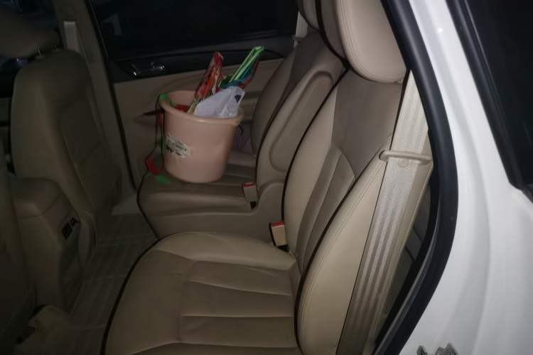 Used Baojun 730 2016 1.5T Manual Luxury Edition 7 Seats Interior 4