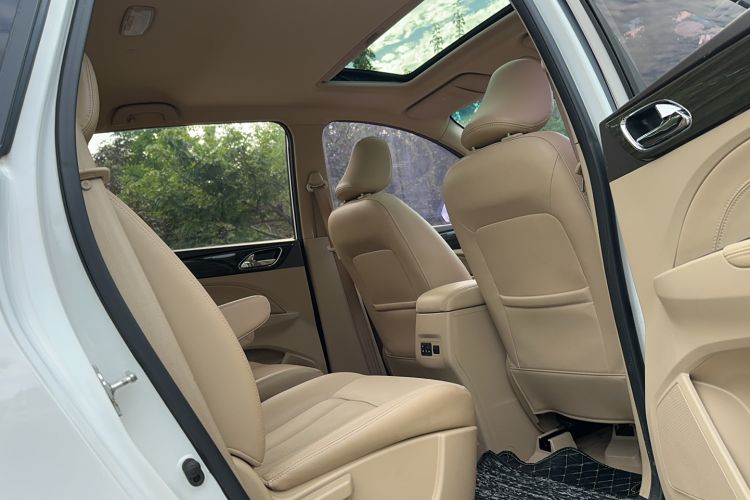 Used Baojun 730 2016 1.5T Manual Luxury Edition 7 Seats Interior 4
