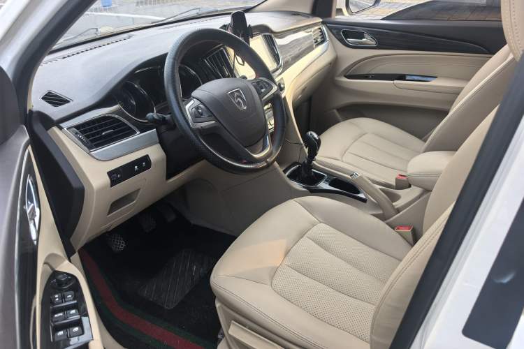 Used Baojun 730 2016 1.5T Manual Luxury Edition 7 Seats Interior 6