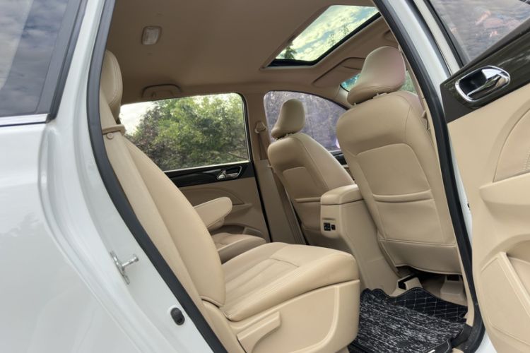Used Baojun 730 2016 1.5T Manual Luxury Edition 7 Seats Interior 8