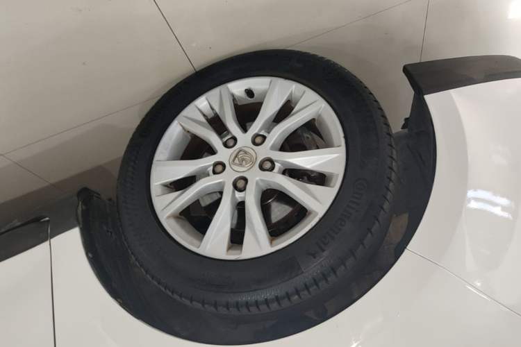 Used Baojun 730 2016 1.5T Manual Comfort Version 7 Seats Left Front Wheel Hub