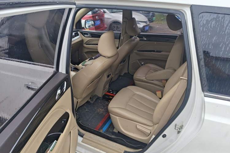 Used Baojun 730 2016 1.5L Manual Comfort Version 7 Seats China V Emission Standard Left Rear Seat