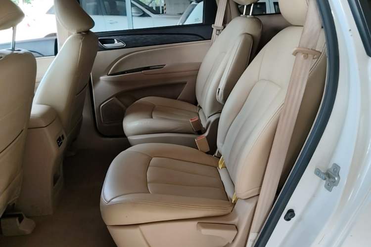 Used Baojun 730 2016 Revised 1.5L Manual Standard Version 7 Seats China V Emission Standard Left Rear Seat