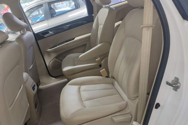 Used Baojun 730 2016 1.5T Manual Comfort Version 7 Seats Left Rear Seat