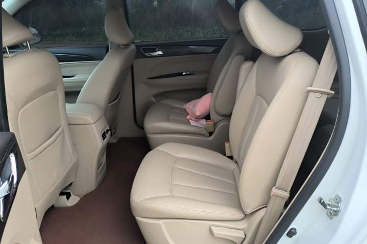 Used Baojun 730 2016 1.5L Manual Comfort Version 7 Seats China V Emission Standard Left Rear Seat