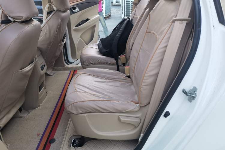 Used Baojun 730 2016 Revised 1.5L Manual Standard Version 7 Seats China V Emission Standard Left Rear Seat