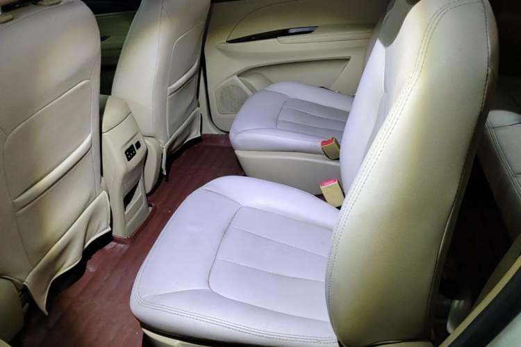 Used Baojun 730 2016 Revised 1.5L Manual Standard Version 7 Seats China V Emission Standard Left Rear Seat