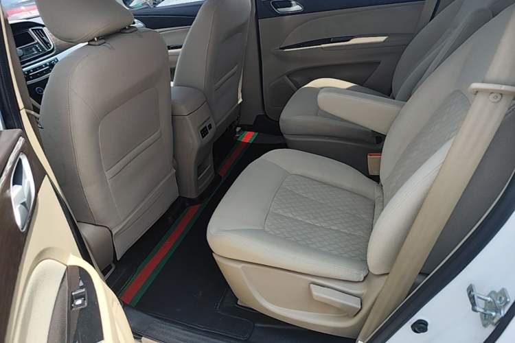 Used Baojun 730 2016 Revised 1.5L Manual Standard Version 7 Seats China V Emission Standard Left Rear Seat