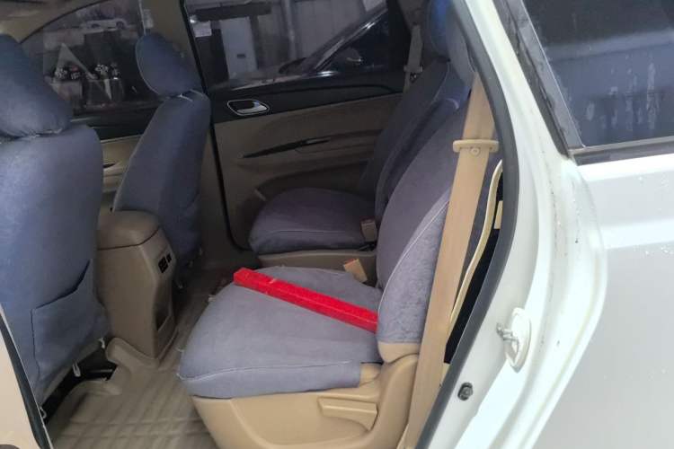 Used Baojun 730 2016 Revised 1.5L Manual Standard Version 7 Seats China V Emission Standard Left Rear Seat
