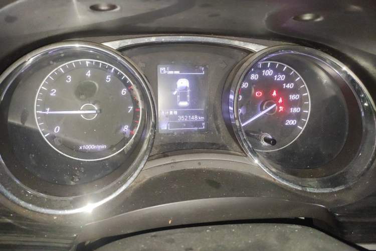 Used Baojun 730 2016 1.5T Manual Comfort Version 7 Seats Odometer Close Up