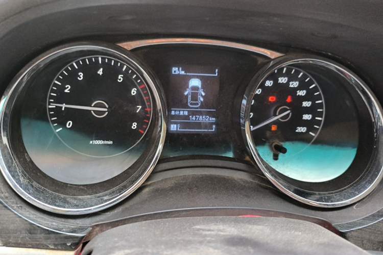 Used Baojun 730 2016 1.5L Manual Comfort Version 7 Seats China V Emission Standard Odometer Close Up