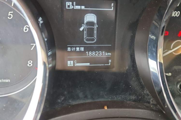 Used Baojun 730 2016 1.5L Manual Luxury Edition 7 Seats Odometer Close Up