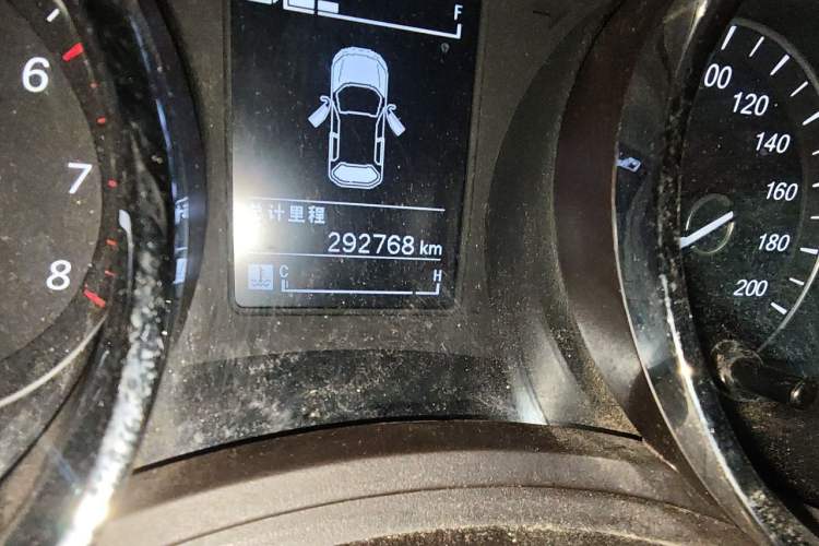 Used Baojun 730 2016 1.5T Manual Luxury Edition 7 Seats Odometer Close Up