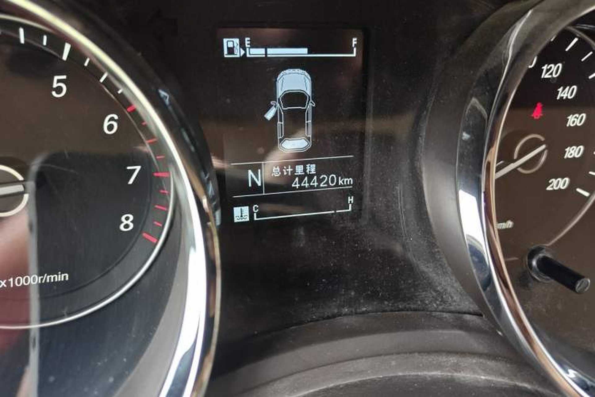 Used Baojun 730 2016 1.8L iAMT Luxury Model 7 Seats Odometer Close Up