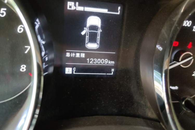 Used Baojun 730 2016 1.5L Manual Comfort Version 7 Seats China V Emission Standard Odometer Close Up